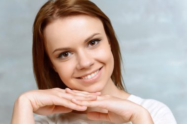 Kadının kafasını putting eller üzerinde kapat