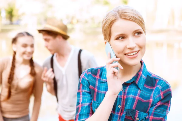 Csinos lány beszél a mozgatható telefon-ban park — Stock Fotó