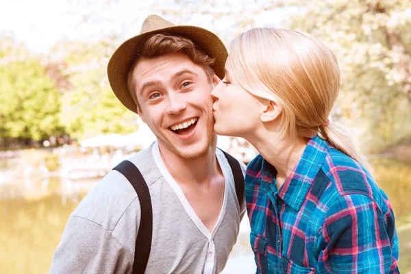 Vacker dam ger kinden kyss till sin pojkvän — Stockfoto