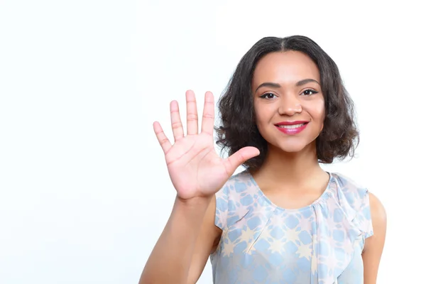 Bella mulatto ragazza in piedi con il palmo della mano — Foto Stock