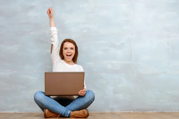 Vrouw zitten Wat Phra omhoog met haar arm — Stockfoto