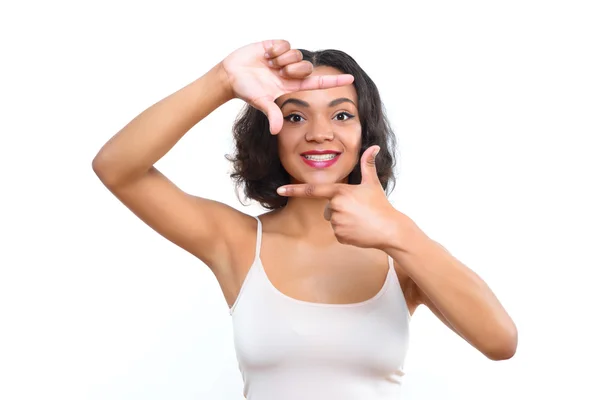 Wanita Mulatto menunjukkan bingkai dengan jari-jarinya — Stok Foto