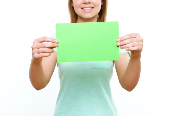 Lachende meisje bedrijf groene vel papier — Stockfoto