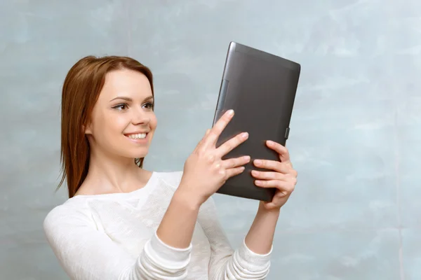 Sorrindo jovem mulher de pé com tablet — Fotografia de Stock