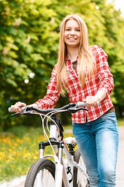 Ona bisiklet ile sarışın Bayan 