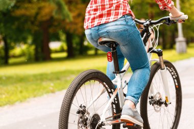 Bisiklete binen kız 