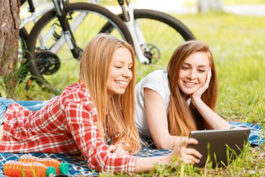 İki kız bir piknik ile bisiklet üzerinde