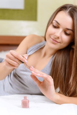 Kız evde tırnak boyama.