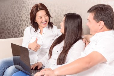 Laptop oturan mutlu Asya aile
