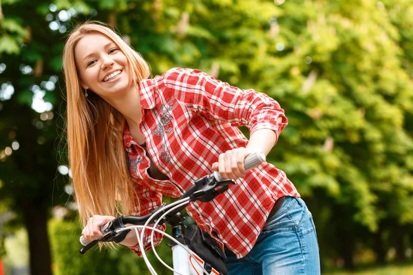 Mujer rubia con su bicicleta — Foto de Stock