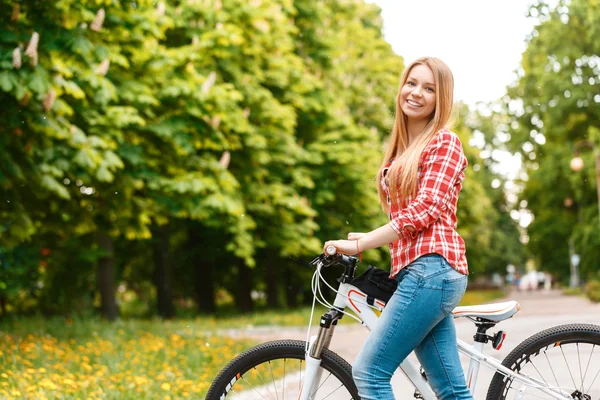 彼女の自転車を持つ金髪の女性 — ストック写真
