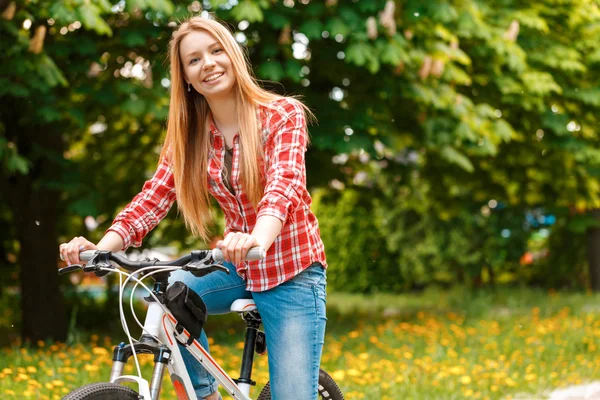 Blond dama z nią na rowerze — Zdjęcie stockowe