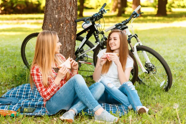 Zwei Mädchen auf einem Picknick mit Fahrrädern — Stockfoto