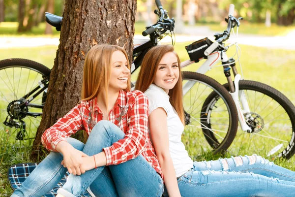 Dos chicas en un picnic con bicicletas — Foto de Stock