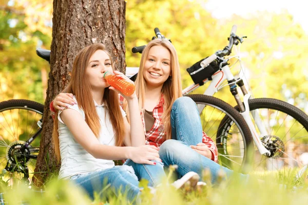 Deux filles sur un pique-nique avec des vélos — Photo