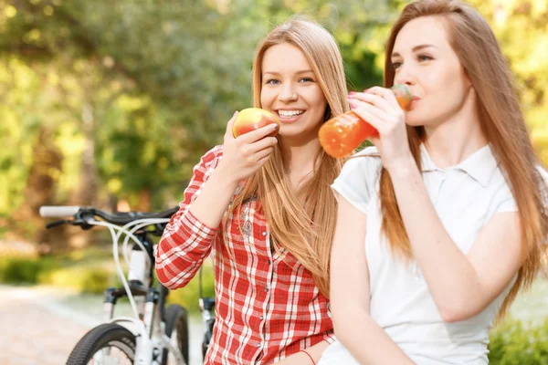 Raparigas relaxantes após andar de bicicleta — Fotografia de Stock