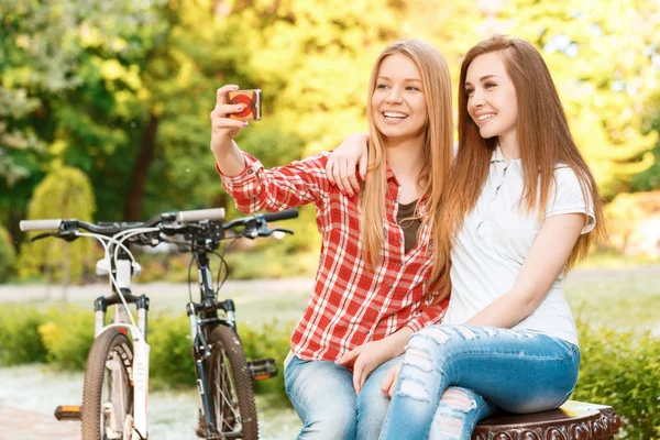 Chicas jóvenes relajarse después de montar en bicicleta —  Fotos de Stock