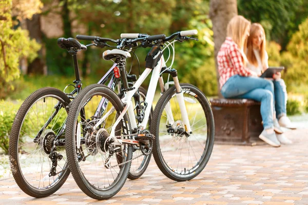 Chicas jóvenes relajarse después de montar en bicicleta — Foto de Stock