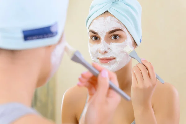 Chica haciendo máscara de belleza en casa . — Foto de Stock