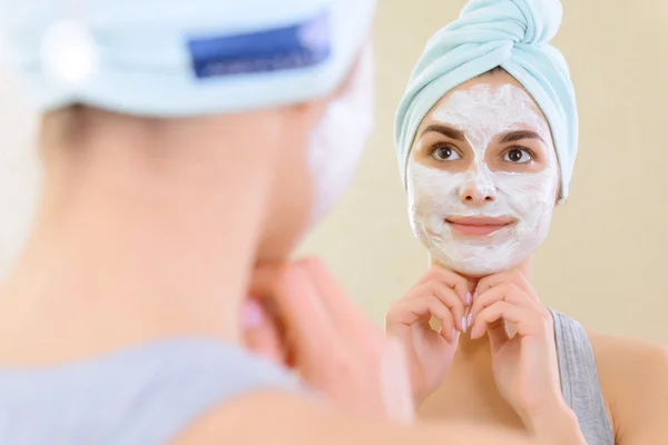 Girl doing beauty mask at home. — Stock Photo, Image