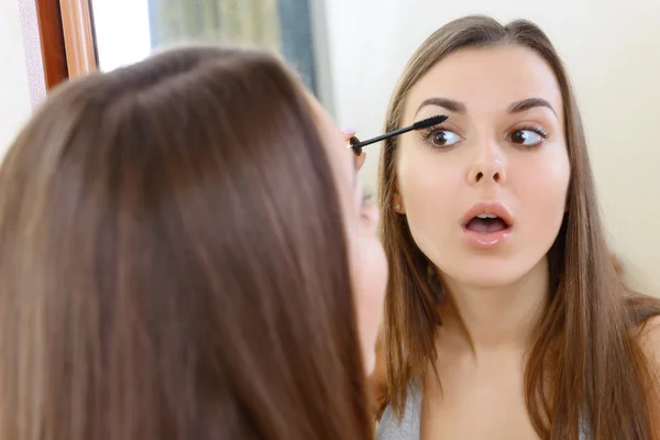 Menina fazendo maquiagem — Fotografia de Stock