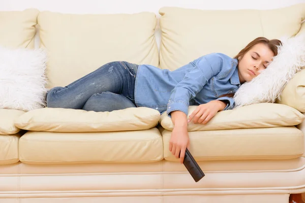 Chica durmiendo delante de la TV — Foto de Stock