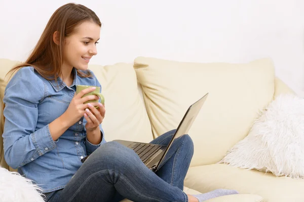 Chatování s přáteli na laptop. — Stock fotografie