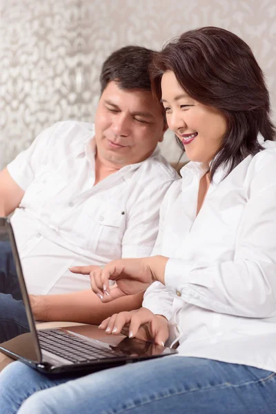 Paar kijken naar familie foto's en chatten — Stockfoto