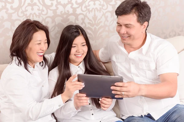 Familie kijken naar foto's op Tablet PC — Stockfoto