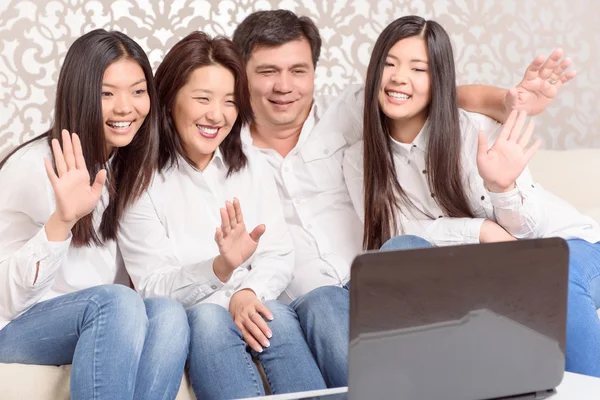 Skype'ta birlikte oturan aile — Stok fotoğraf