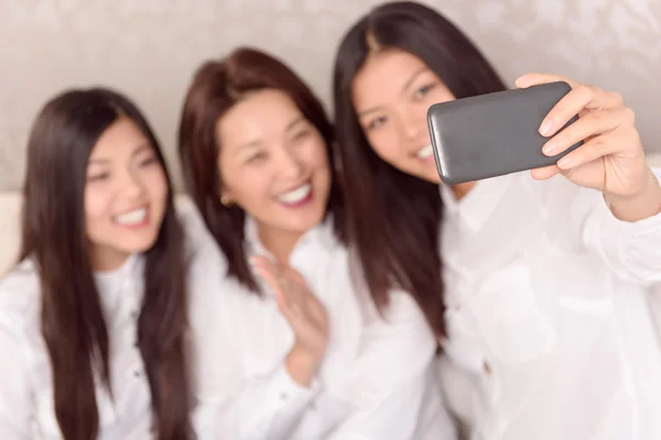 Ragazze asiatiche e ci mamma facendo selfie — Foto Stock