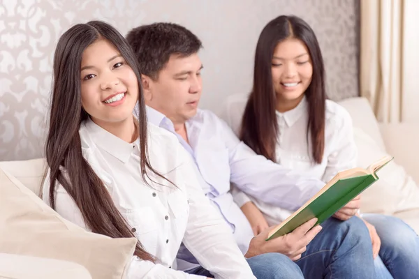 Vader lezen aan zijn meisjes — Stockfoto