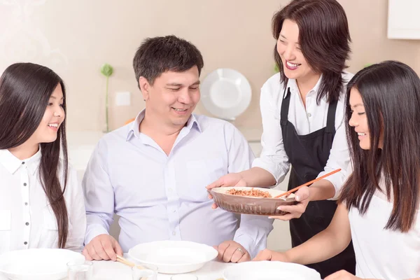 Volledige familie klaar voor de verse lunch — Stockfoto