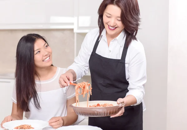 Mother bringing up fresh dish — Stock Photo, Image