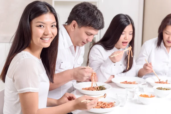 Ασιατική οικογένεια το γεύμα μαζί — Φωτογραφία Αρχείου