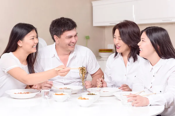 Alle familie eindelijk thuis — Stockfoto