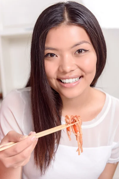 Bella ragazza asiatica mangiare — Foto Stock