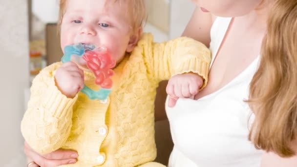 Feliz chocalho em mãos de bebê — Vídeo de Stock