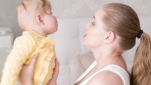 Mother playing with her baby — Stock Video