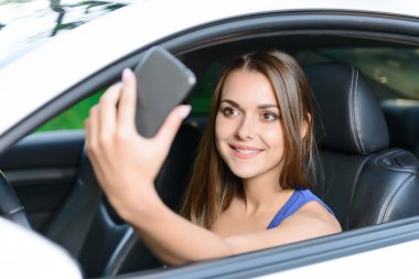 Hoş kadının selfie arabanın içine yapması