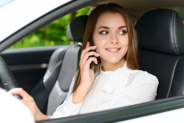 Γυναίκα χρησιμοποιεί κινητό τηλέφωνο στο αυτοκίνητο — Φωτογραφία Αρχείου