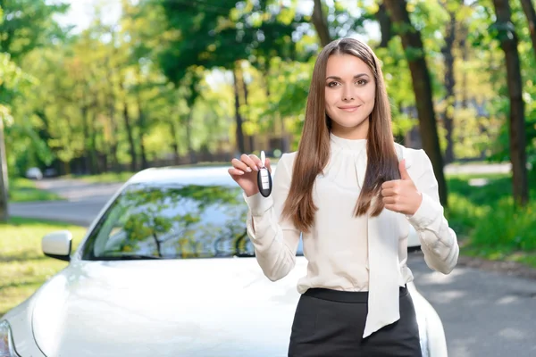 Chica joven mostrando las llaves del coche — Foto de Stock