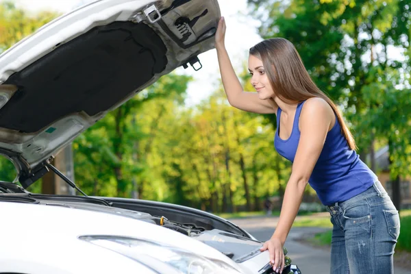 Young lady standing near opened — Stock Photo, Image