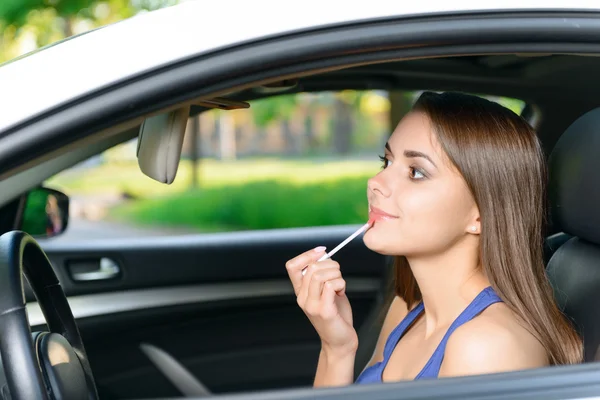 Mujer haciendo maquillaje dentro del coche — Foto de Stock