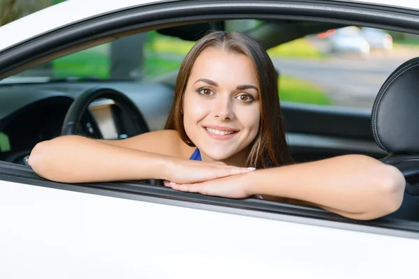 Portrait of girl leaning on car door — Stock Photo, Image