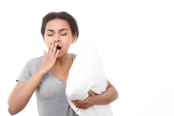 Mujer bonita bostezando sobre fondo blanco aislado . — Foto de Stock