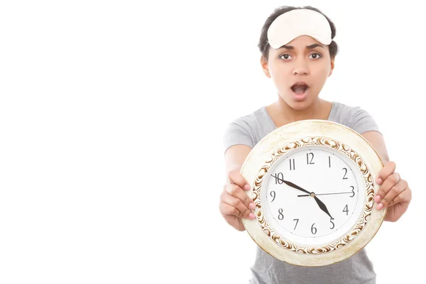 Pretty mulatto girl posing with clock — Stock Photo, Image