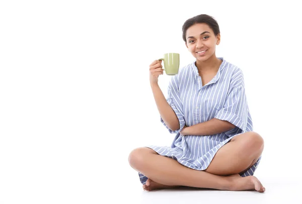 Aangename jonge vrouw zitten met kop — Stockfoto