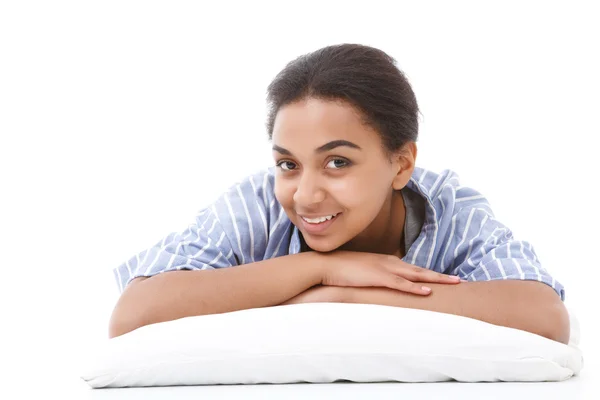 Uśmiechający się leżącego mulat dziewczyna na poduszkę — Zdjęcie stockowe