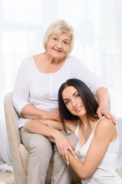 Petite-fille assise près de sa grand-mère — Photo